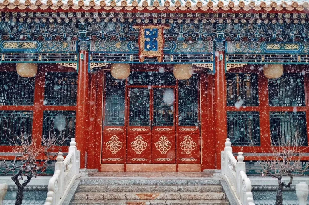肃穆而沉寂;然而最让人喜欢的,还是冬天的故宫;下了雪,北京又成了北平
