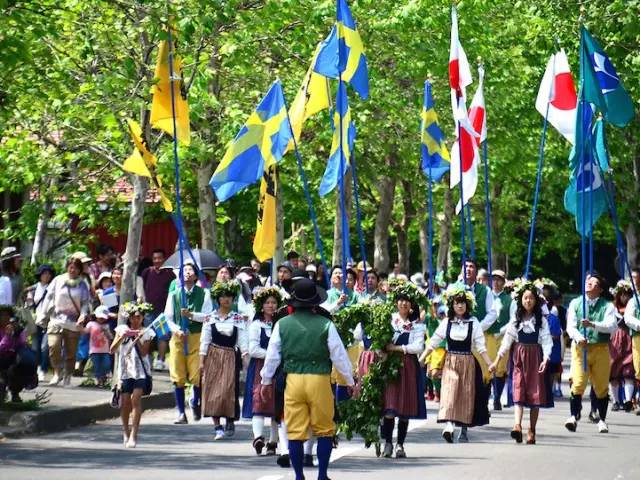 是北欧重大传统节日, 于是每年到了仲夏节, 居民纷纷穿上瑞典民族服饰