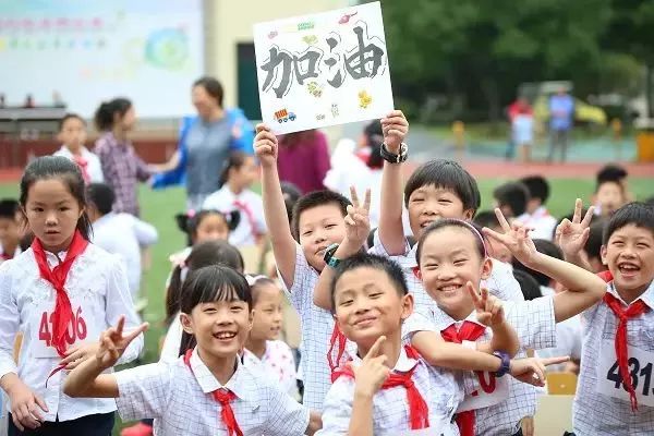 闵行区平阳小学的阳光体育塑造学生阳光,自信的气质.