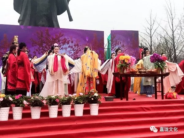 花朝节 俗称"花神节 或"百花生日,是汉族的传统节日,流行于东北