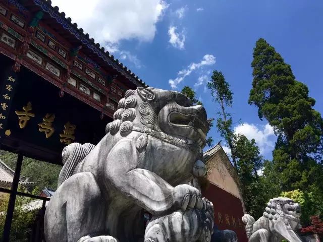 开山祖师赞陀崛多为西天竺僧,于南诏时从天竺来到灵鹫山之麓,结茅修行