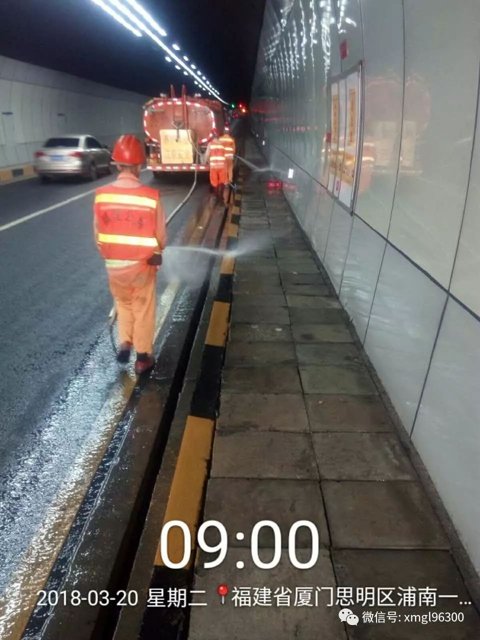 下午13:20,对仙岳隧道的隧道壁,检修道,黑黄漆的清洗经过公路人员的