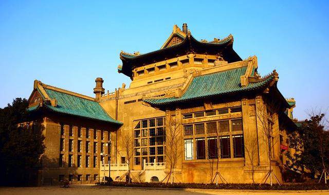 武汉大学图书馆以其历史悠久,藏书丰富,建筑宏伟,环境幽雅而闻名于世
