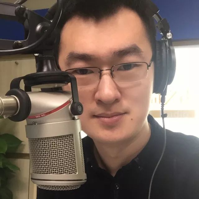 杨昊诚,深圳市朗诵艺术家协会会员,深圳电台fm104.3节目主持人.