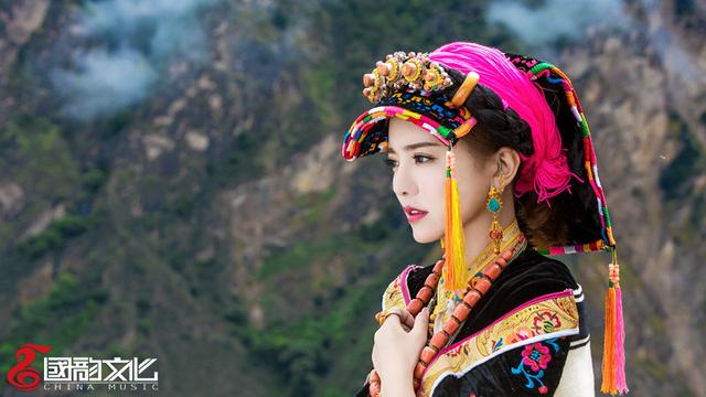 "康巴美女阿兰作为藏族公主,身着民族服饰更是十分耀眼,美丽动人.