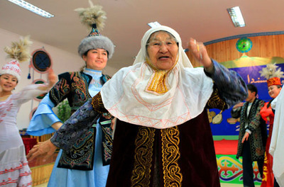 以游牧为主的 哈萨克族 按照传统习惯, 在纳吾肉孜