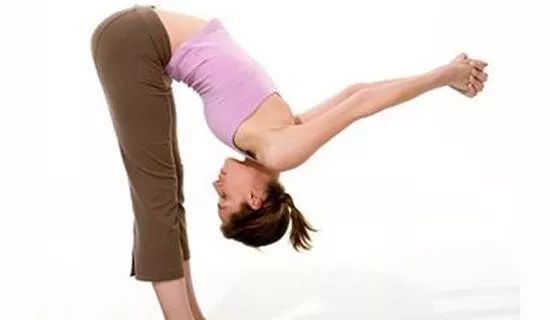 step5/ 双腿肩宽弯腰,双手碰脚,注意头部向后仰,才能保持身体的平衡.