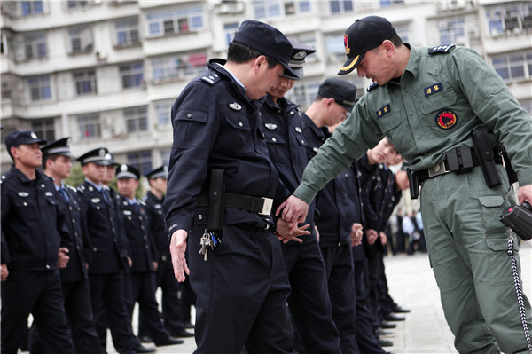 湖北特警教官传授特战技能,手套瞬间释放高压电流