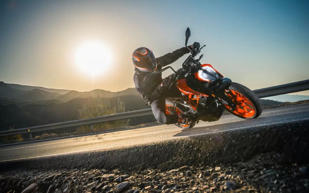 实测 视频:小钢炮"变身"弯道火箭",ktm 390 duke~!