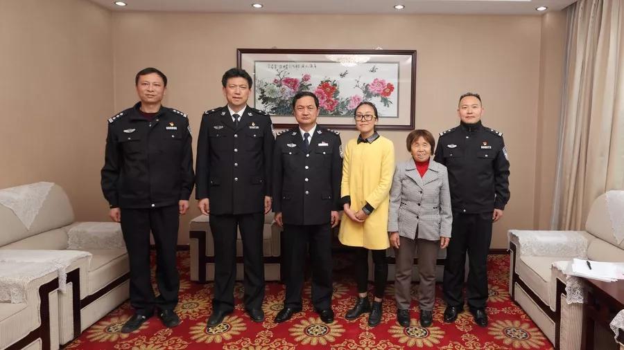 云南警官学院学警火场勇救母女后续:被救者家属赠锦旗