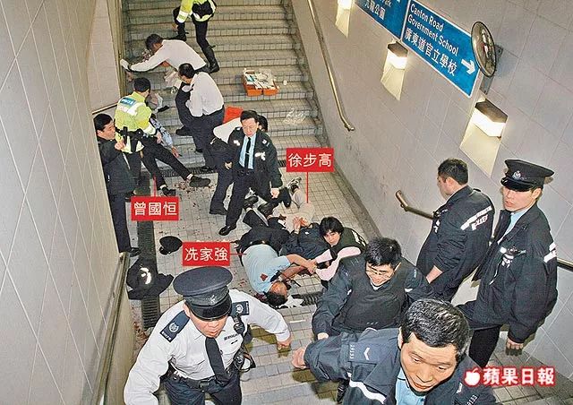 徐步高枪击案 跟住就系被誉为"魔警"的 当时的"魔警"不单止抢警枪,抢