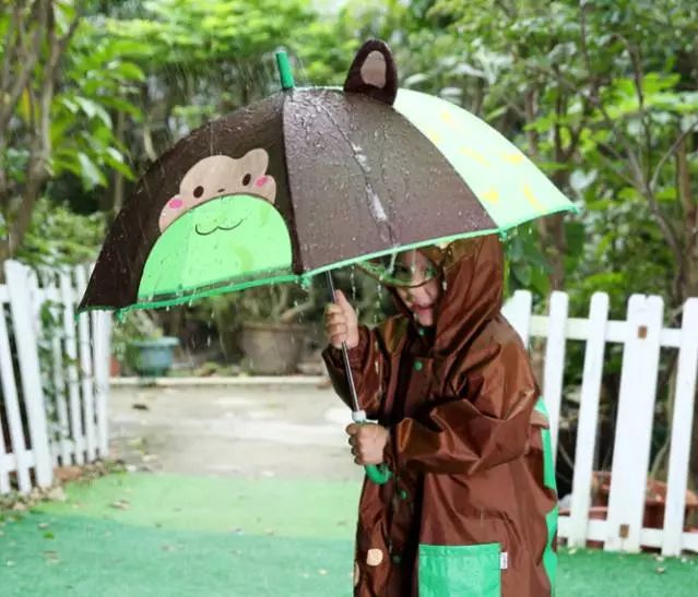 超萌的立体加长版雨衣,雨鞋,雨伞,有观察窗的雨具更安全!