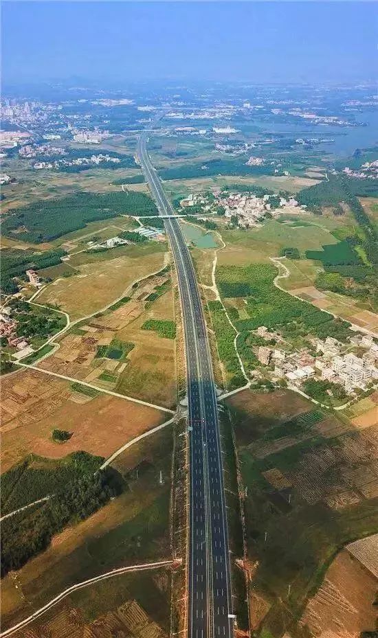 图为高空鸟瞰云湛高速公路化湛段