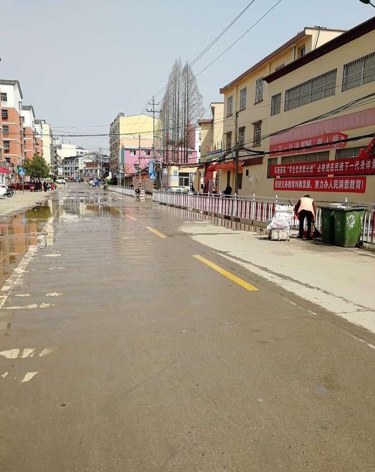 随州市淅河镇新城路水管破裂,马路被淹,学生出行遇阻