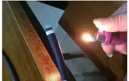 用打火机均匀的烧那条黑管