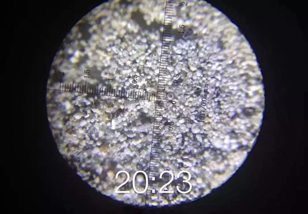 真灰在显微镜下呈玻璃球状下图是真粉煤灰下图是假粉煤灰,假灰在