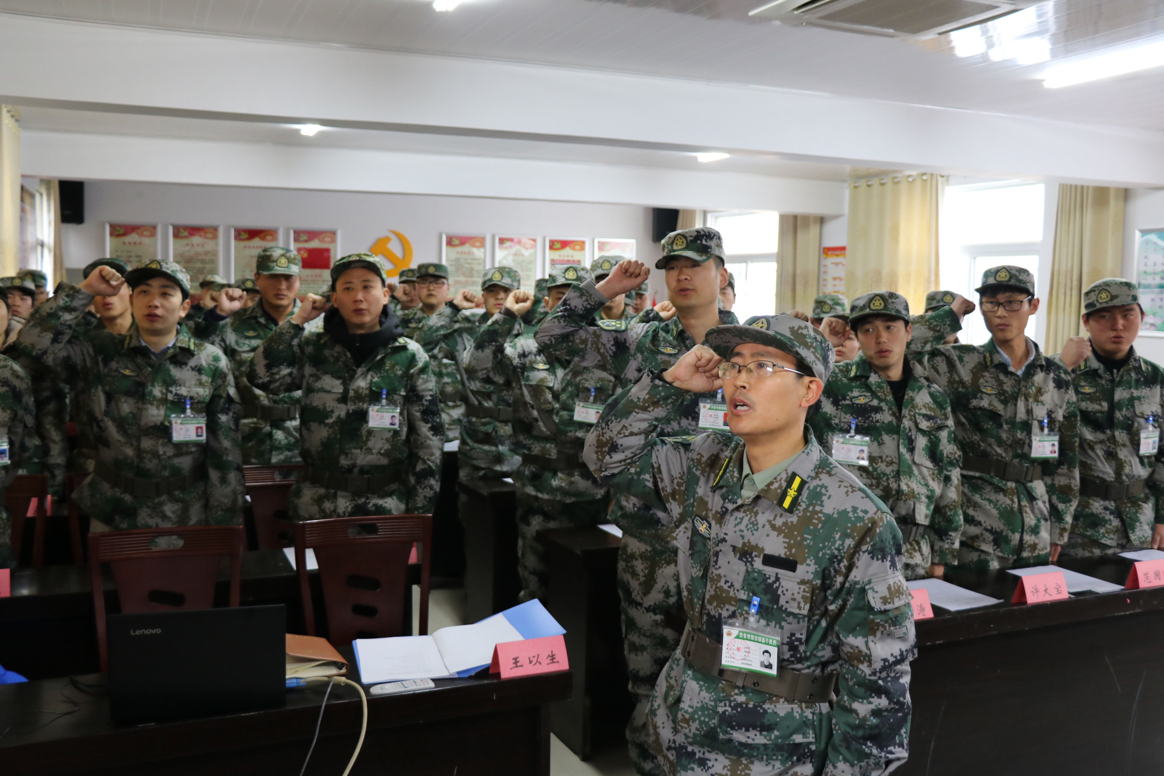 新入队民兵代表耿欣同志作表态发言.