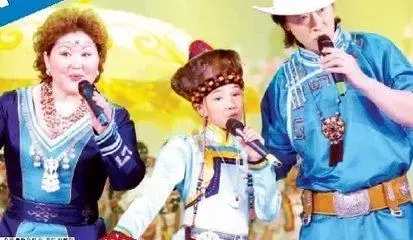 这首歌是由蒙古族歌手布仁巴雅尔和妻子以及小侄女英格玛一起合唱的.