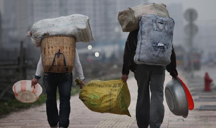 如今农民种地挣的钱很微薄,而外出打工也不是那么好干了,找工作就很