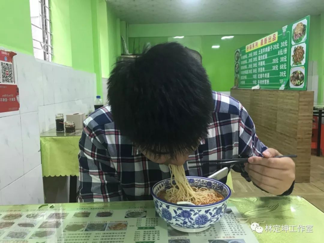 低头吃饭 对侧手臂垂下