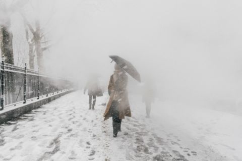 在暴风雪中行走的美国民众.(图片来源:《纽约时报》)