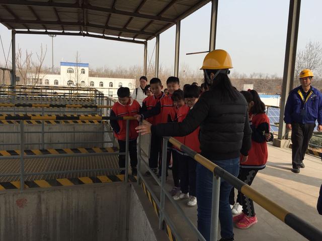 石家庄小学生参观污水处理厂 解开污水变清的