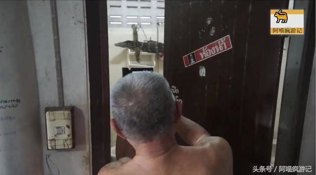 泰国版厕所惊魂,81岁老人推开厕所大门,里面的东西差点吓死他