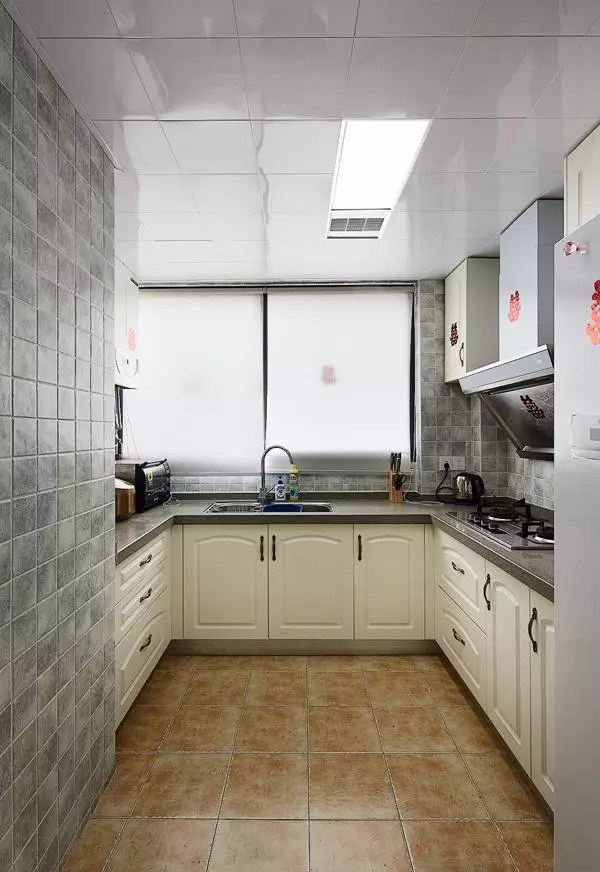 厨房的奶白柜门配上啡色的石英石台面,能闻到泥土的芬芳.