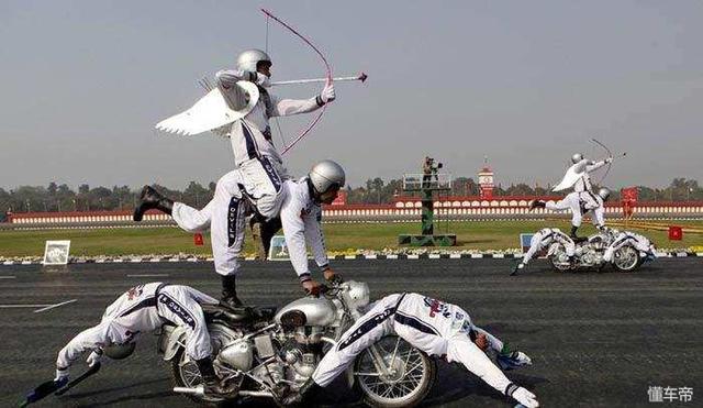 阿三哥将军用摩托车的表演性和娱乐性发挥得淋漓尽致
