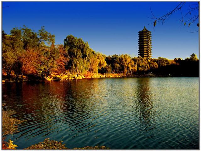 北京大学,中国第一所国立综合性大学,历史感处处可见,未名湖更是美不