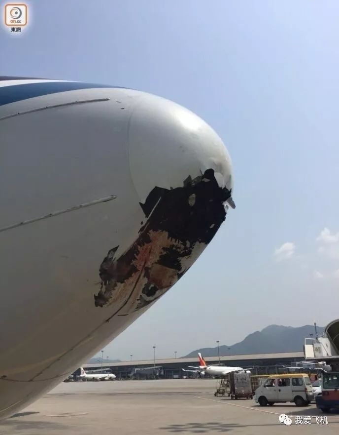 国航737飞香港撞鸟，雷达罩破了个大洞！