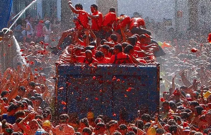 西班牙最疯狂的节日,数万吨番茄狂砸不也。