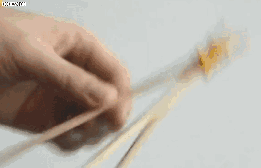 2,然后将三根筷子用橡皮筋捆绑在一起