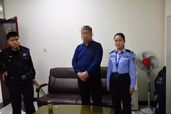 一刑拘在逃男子出入境窗口办证,女辅警机智应对将其