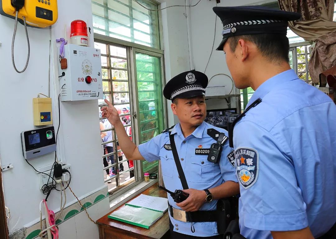 李布弟和民警进入学校保卫室叮嘱校警注意"一键式快速联网报警控制器"