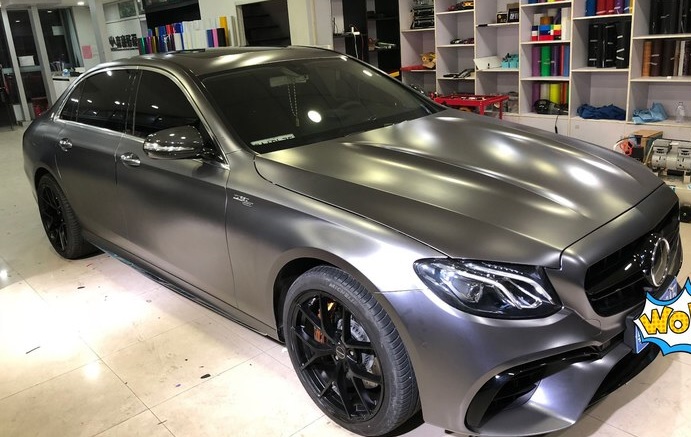 小伙新提白色奔驰e200运动版 改装amg e63 s电镀灰武士风格