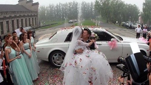 结婚当天,新郎没有把我抱下车,我决定.