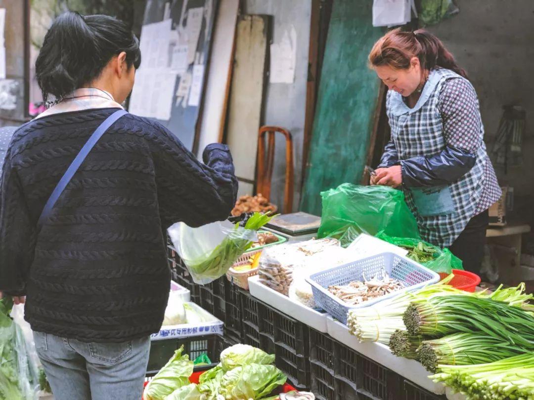 这大院里的菜摊都差不多,但是周围的居民总归有自己最常去的那家,买完