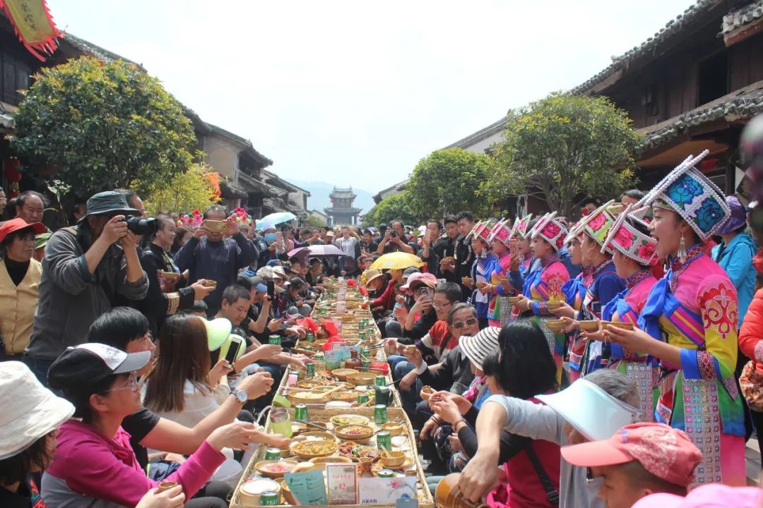 今天巍山小吃节正式开幕,100多种小吃亮相小吃