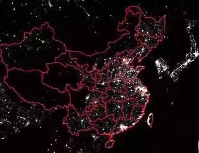 上面的是一张中国夜间市政灯光布设卫星图,图中的光斑代表的就是城市