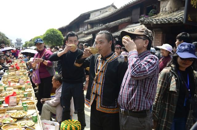 大理巍山小吃节:500米长街宴是这样做成的!1400人共食