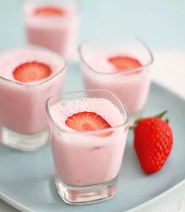 草莓椰奶冻所需材料:草莓,淡奶油,椰汁,吉利丁粉,纯牛奶,白砂糖step1