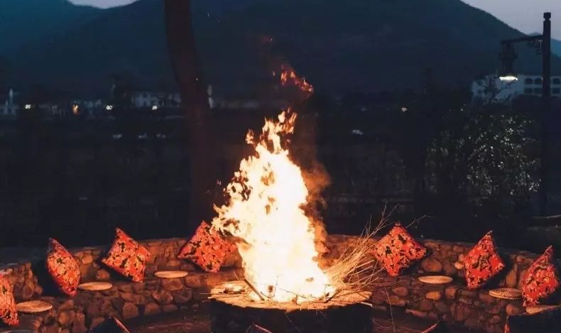 篝火晚会 夜幕降临,篝火旁围坐,一起从诗词歌赋聊到人生哲理呀.