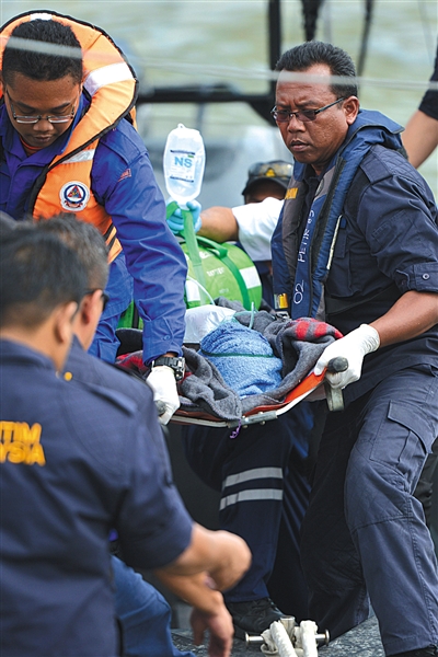 马来西亚倾覆挖沙船两中国船员获救