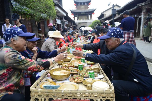 大理巍山小吃节500米长街宴是这样做成的1400人共食3000碗菜