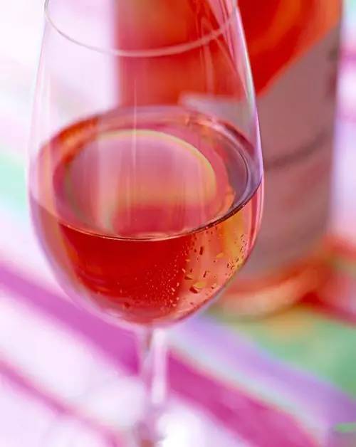 也有些桃红葡萄酒是以红葡萄酒 勾兑 白葡萄而成