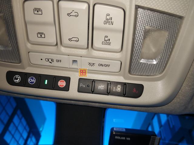 顶棚控制三侧电动门的按键已经给车友标出来了