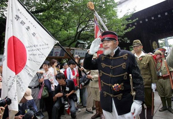 美军撤出日本之后,各种祭拜靖国神社的活动火了起来,至今依然是右翼