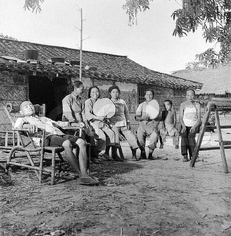 这组图片展示了建国初期时华东农村普通农家的生活状态.