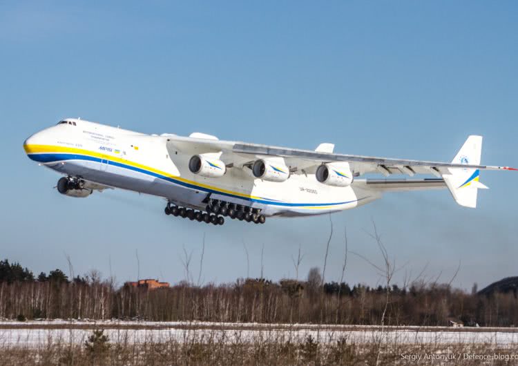 安-225运输机由于起飞重量很大,它的两个起落架子由5对增至7对,共
